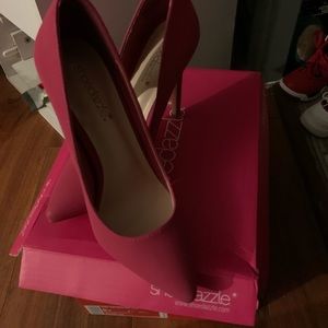 Fuchsia pumps